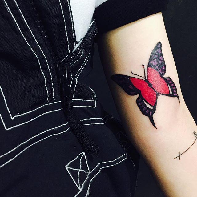 Borboleta na mão! #tattoo #tatuagem #borboleta #tatuagemborboleta