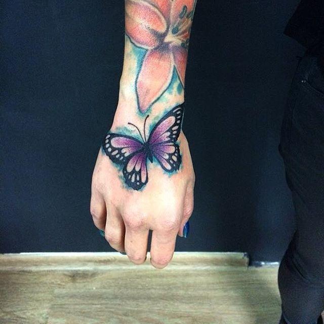 Borboleta na mão! #tattoo #tatuagem #borboleta #tatuagemborboleta