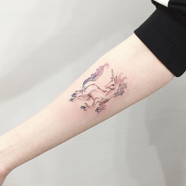 65 tatuagens de cavalo com fotos e desenhos criativos para se inspirar