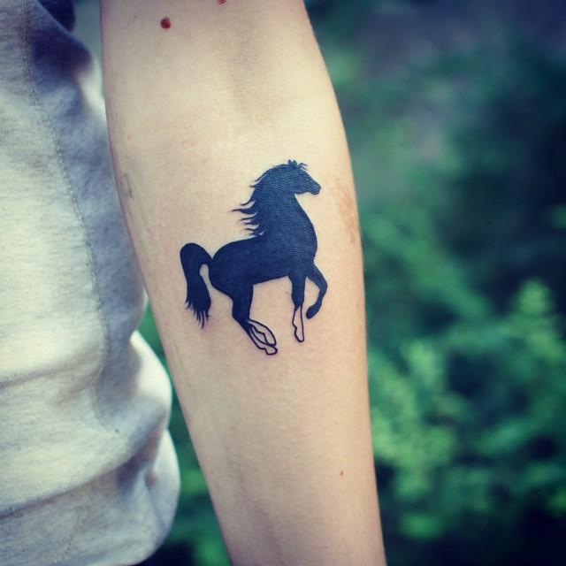 Cavalo tatuagem - uma foto de obras de mestres no site