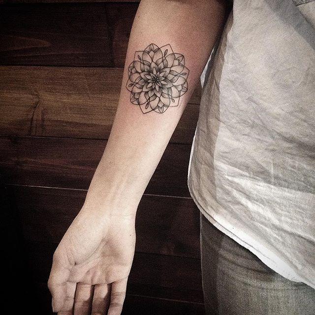 Featured image of post Fotos De Tatuagem Mandala No Braço - Vale a pena ser dito que devemos pensar bem antes de fazer uma.