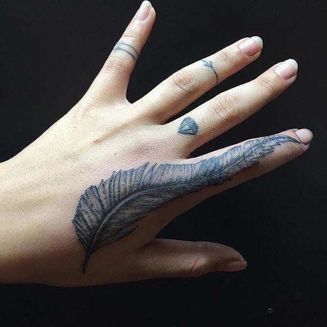 70 Tatuagens de Pena Criativas e Inspiradoras