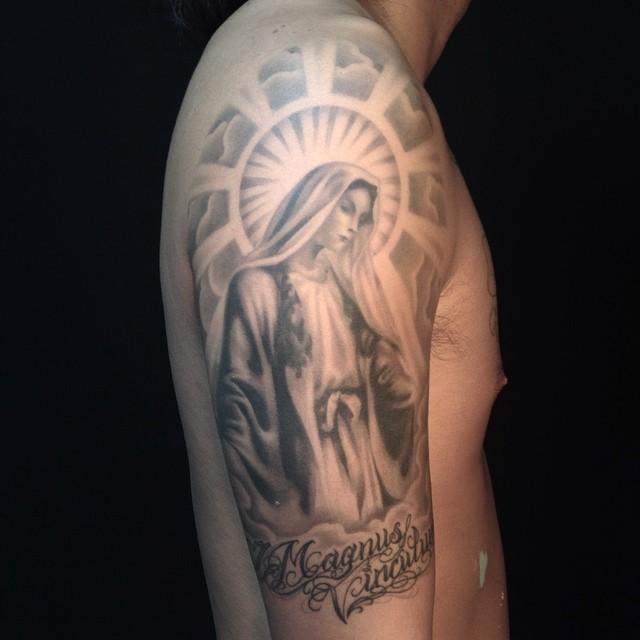 65 Tatuagens da Virgem Maria Lindas e Inspiradoras
