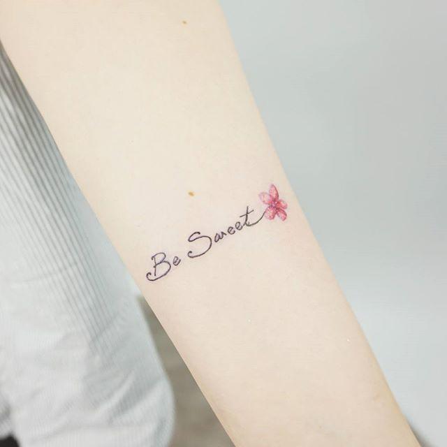 Featured image of post Tatuagens Femininas Frases De Deus Se voc uma mulher que ama esta arte e est a procura de inspira es de tatuagens femininas 2021 continue conectada neste artigo pois nele