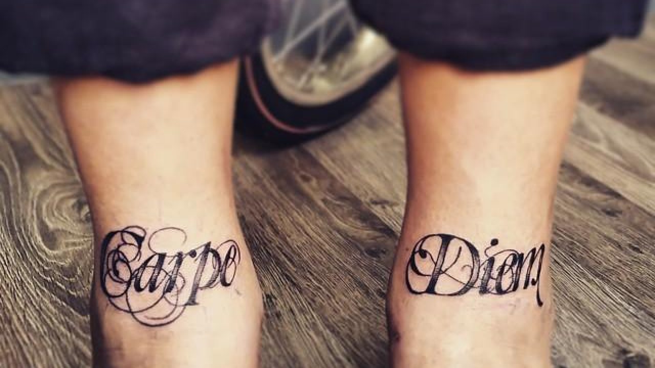 Featured image of post Tatuagens Frases Masculinas Na Perna Esta tatuagem tem diversos cones e frases bastante apelativos