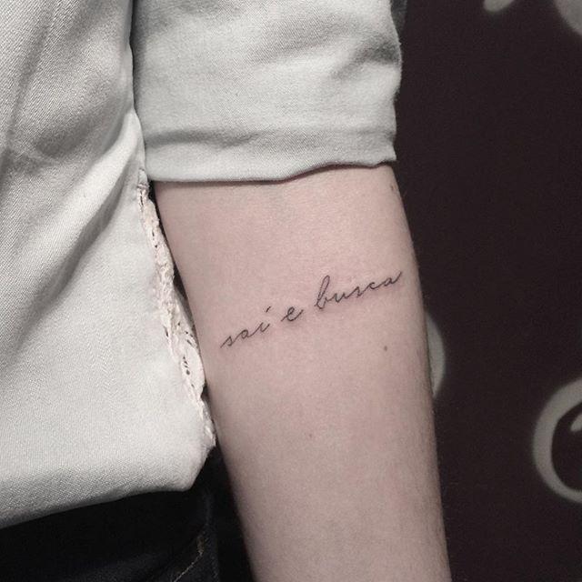 Featured image of post Tatuagem Feminina Frases No Bra o Para aqueles que s o novos no canal meu nome alexandre silva um tatuador localizado em