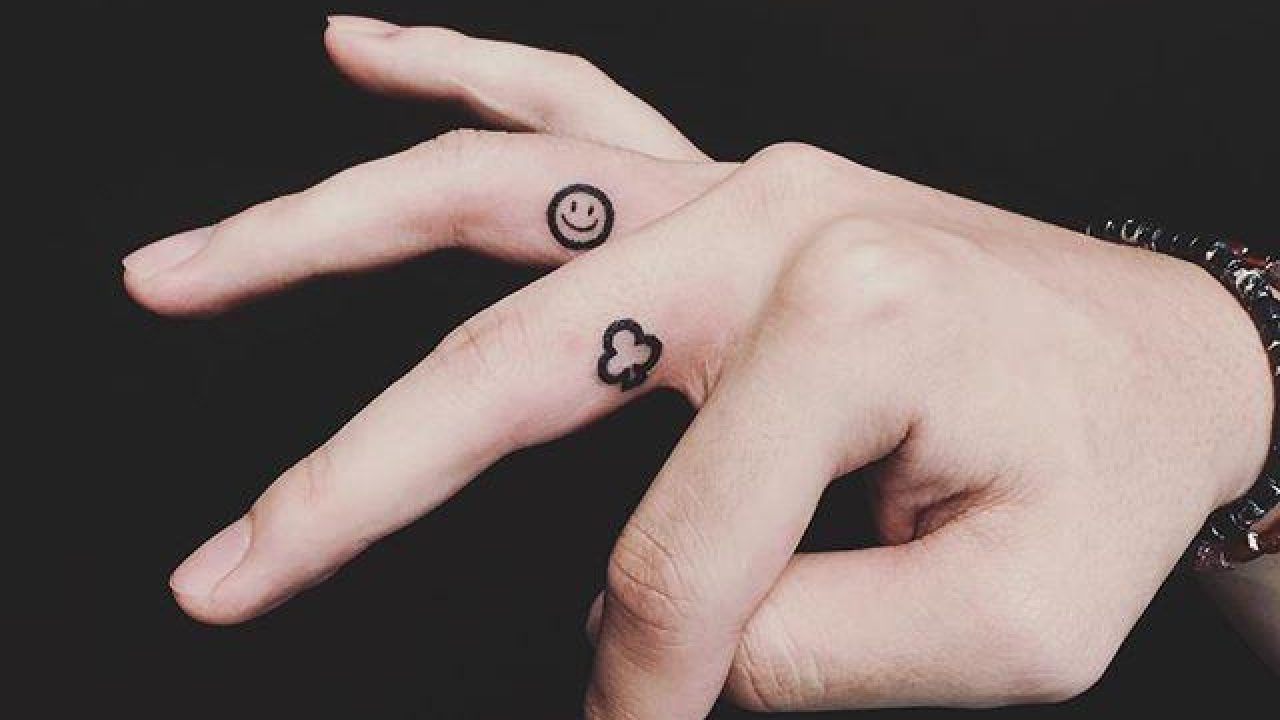 Arrumar tatuagem lua no dedo Tatuagem Nos Dedos Confira 10 Ideias De Desenhos E Dicas Para Aderir Revista Glamour Beleza