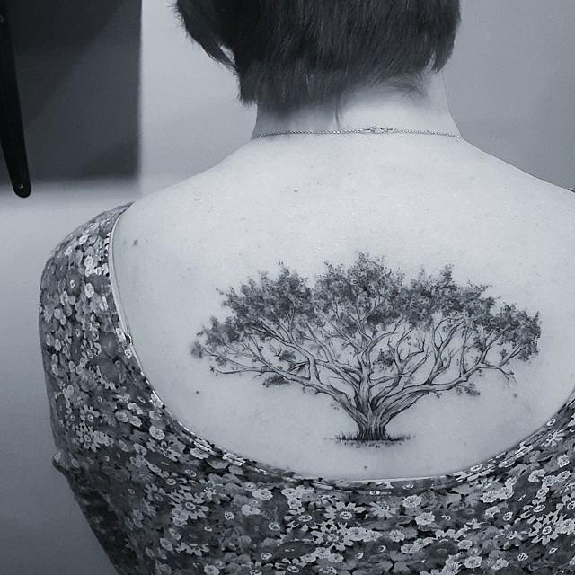 Resultado de imagem para Tatuagens Femininas nas Costas