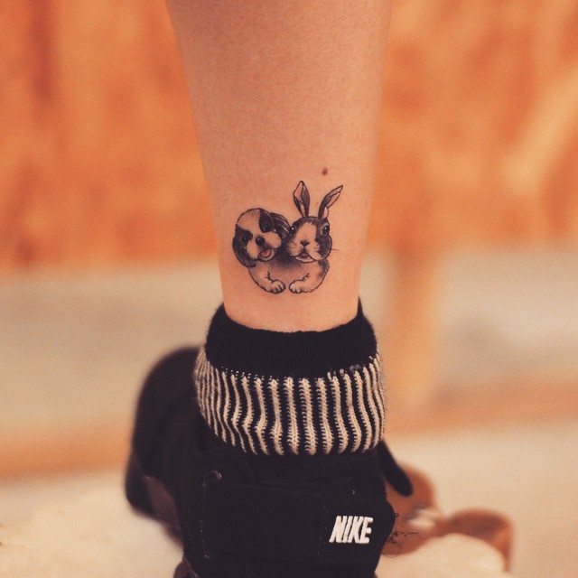 Tatuagem de pets na perna