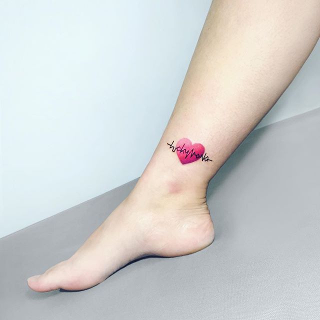 Tatuagem na parte interna do tornozelo: Coração com os batimentos cardíacos, simbolizando o amor, a amizade e também religiosidade