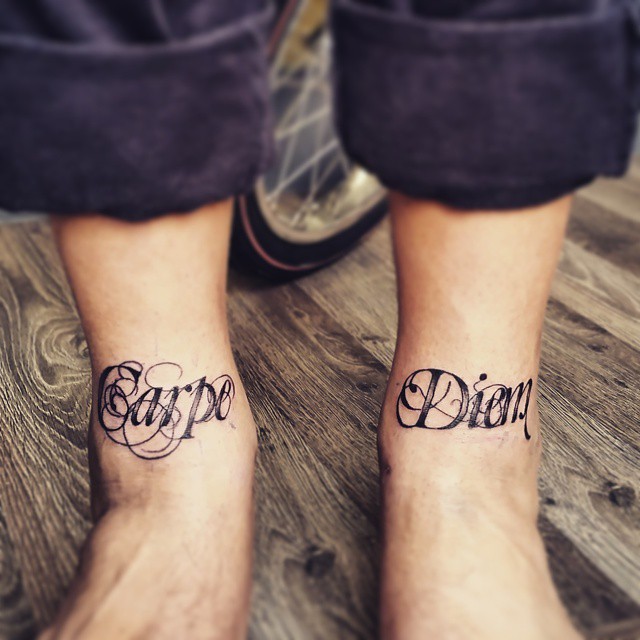 Tatuagem no tornozelo frase: ‘’Carpe Diem’’ uma expressão em latim que significa Viva o máximo do momento. Muito procurada entre ambos sexos.
