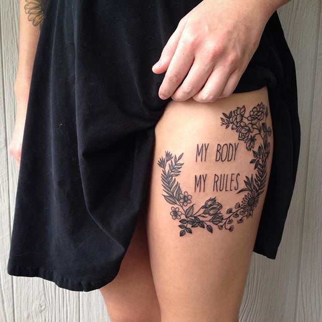 Tatuagem feminina com frase na perna: ‘’Meu corpo, minhas regras‘’ Imagem 16 – Lua, símbolo do poder feminino e da fertilidade