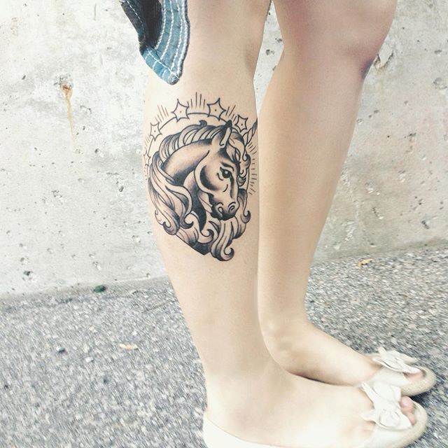 Featured image of post Tatuagem Feminina Frases Na Panturrilha S o muitas as partes do corpo que podem ser tatuagens