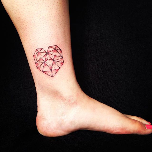 Coração em formas geométricas, além de ser um estilo de tatuagem mais comum hoje em dia, o coração representa o amor