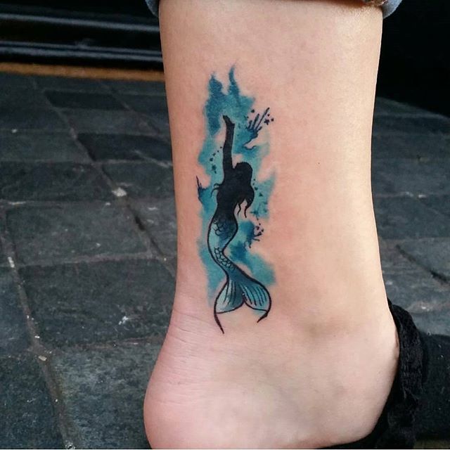 Em tons muito marcantes a tatuagem de sereia representa todo o encanto e mistérios do mar