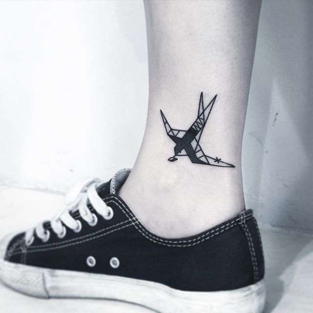 Andorinha representada nessa tatuagem com formas geométricas. A andorinha representa boa sorte e renovação