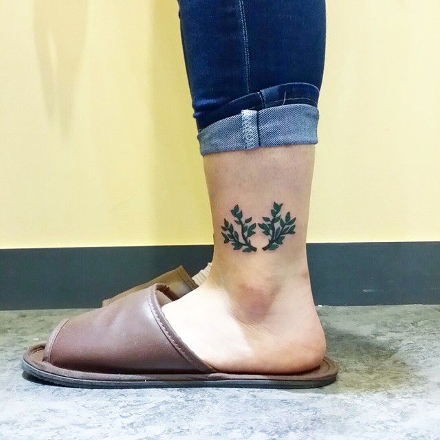 Tatuagens no tornozelo femininas: Galhos, flores e delicadeza