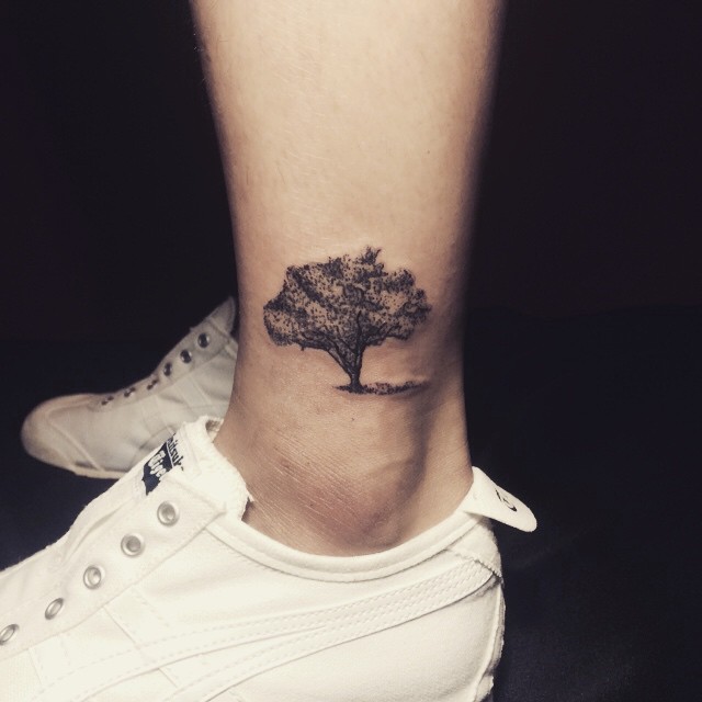 Tatuagem de pontilhismo no tornozelo: A árvore, que com galhos grossos e grandes, representam pessoas centradas e fortes
