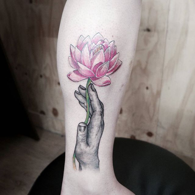 Mão segurando Flor de Lotus, cada detalhe dando vida à arte!