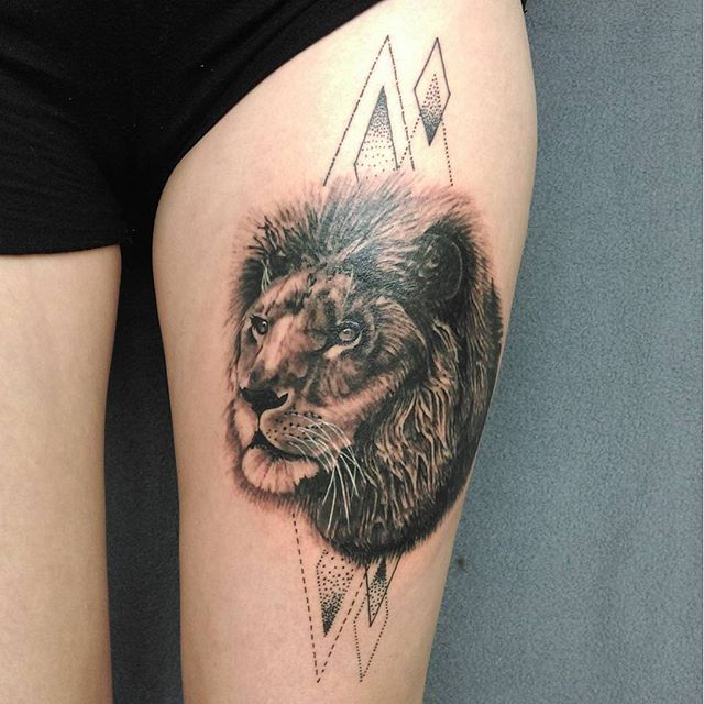 O rei da selva, misturando o estilo de tatuagem realista com pontilhismo.