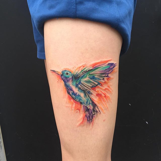 Tatuagem em aquarela. O beija-flor está ligado à graciosidade, beleza, alegria, felicidade, esperança e ao amor