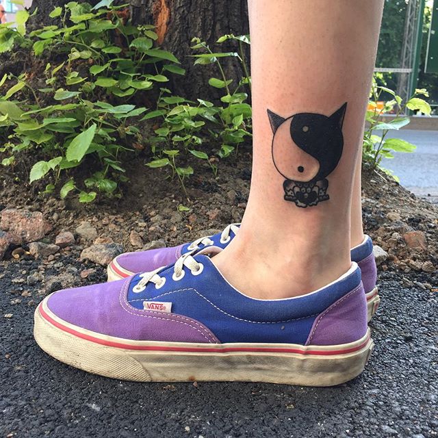 Tatuagem de Yin Yang mesclado com gato