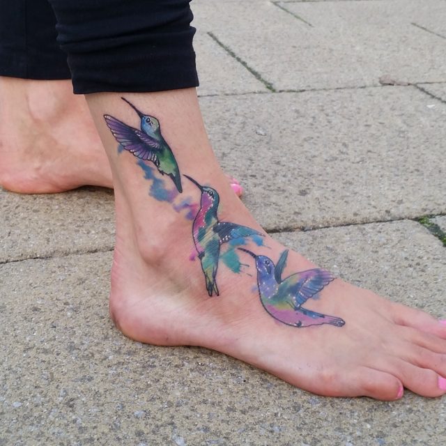 Imagem 76 – No estilo aquarela a transição do beija-flor. Linda tatuagem no pé e tornozelo