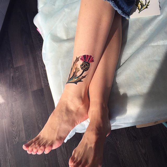 Tatuagem de flor no tornozelo: Um lindo contraste de cores