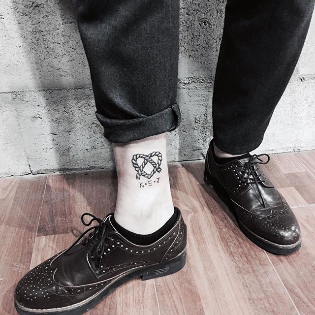 A tatuagem no tornozelo masculina mais comum ultimamente é a corda que simboliza ligação, vínculo e união. Essa em forma de coração, pode se dizer que não é algo preso, ou seja, o amor não aprisiona e não amarra