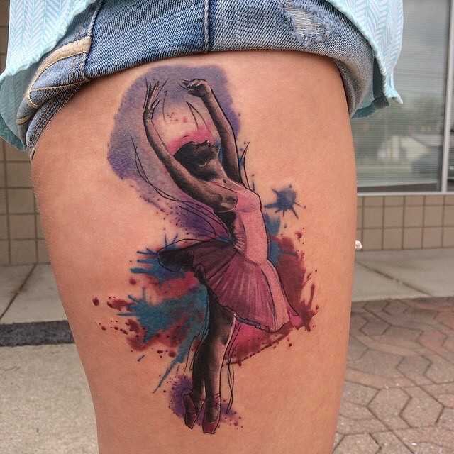 Tatuagem bailarina em aquarela: movimento da dança ao estilo de tatuagem