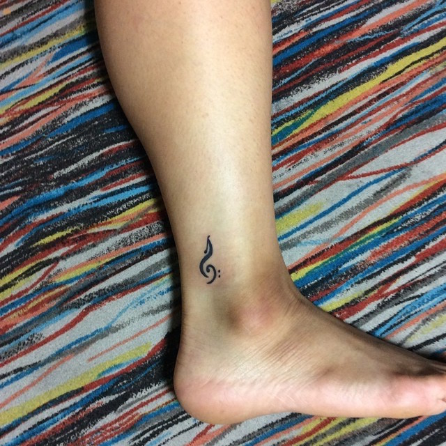 Tatuagem no tornozelo para os amantes de música