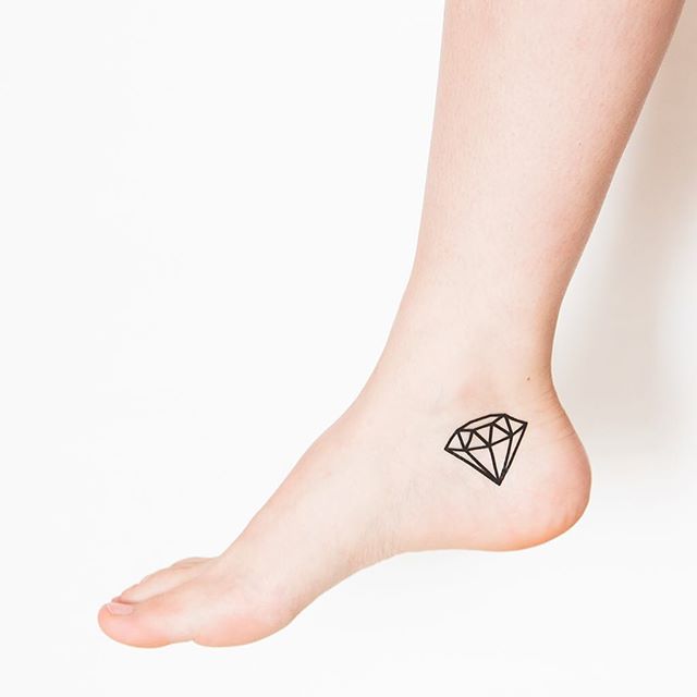 O diamante, a pedra inquebrável, um dos mais pedidos para tatuagens, o diamante retrata a preciosidade e a pureza