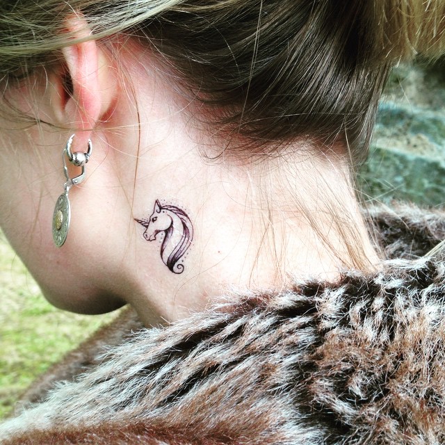 Linda tatuagem feminina atrás da orelha - Unicórnios estão super em alta.