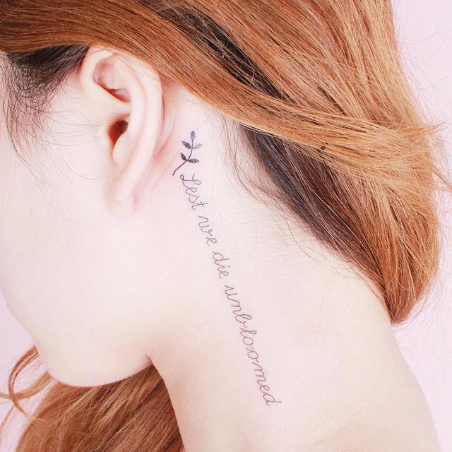 Tatuagem delicada atrás da orelha com frase em inglês. São muito delicadas e possuem sempre um significado especial para quem tatua.