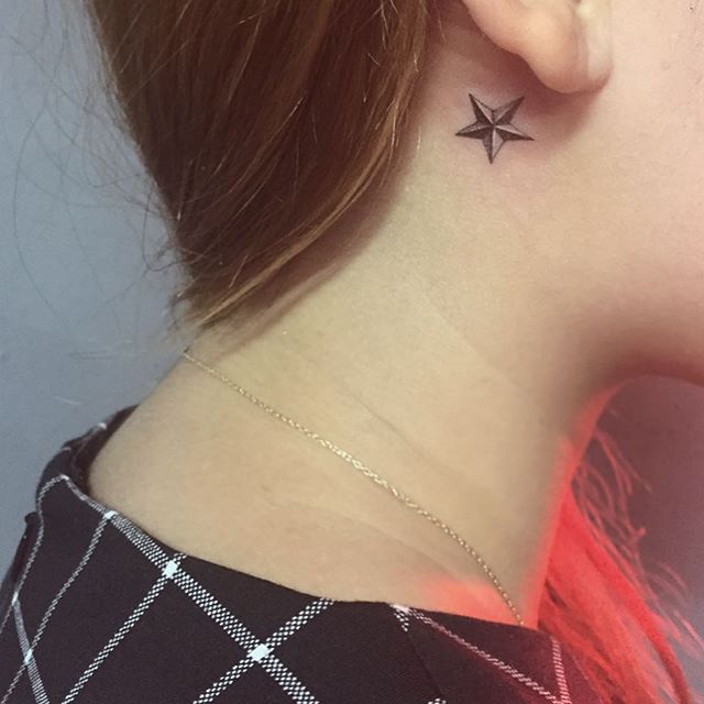 Mais uma tatuagem feminina de estrela com um desenho diferenciado, discreta e delicada.