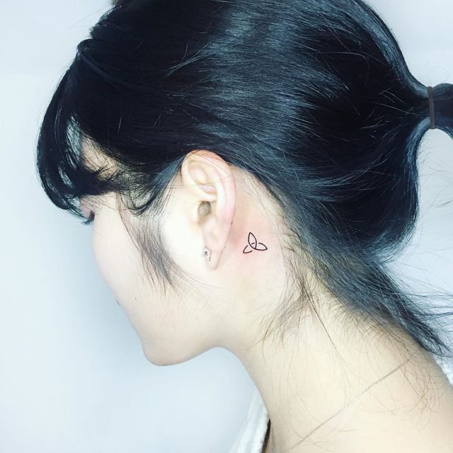 Simples, pequena e delicada, essa tatuagem atrás da orelha é um charme.