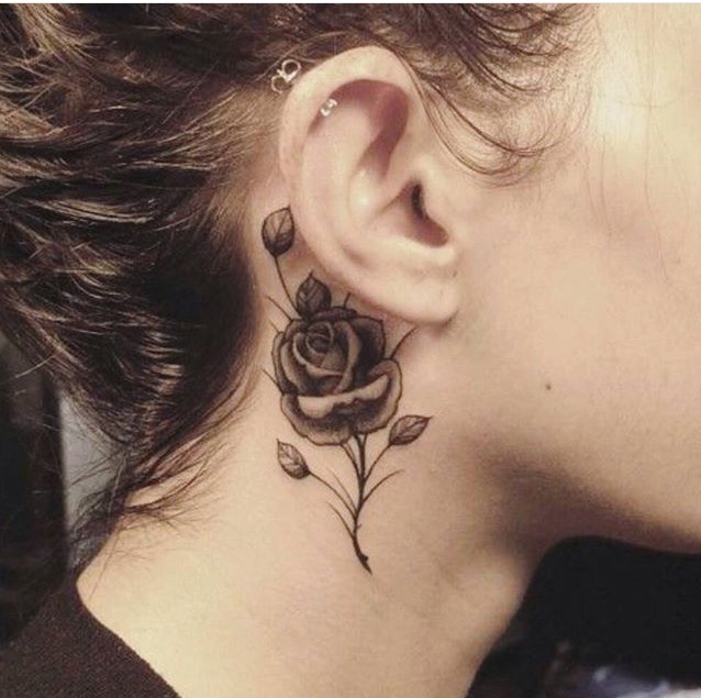 Mais uma tatuagem de flor, nesse caso, uma linda rosa negra tatuada atrás da orelha.