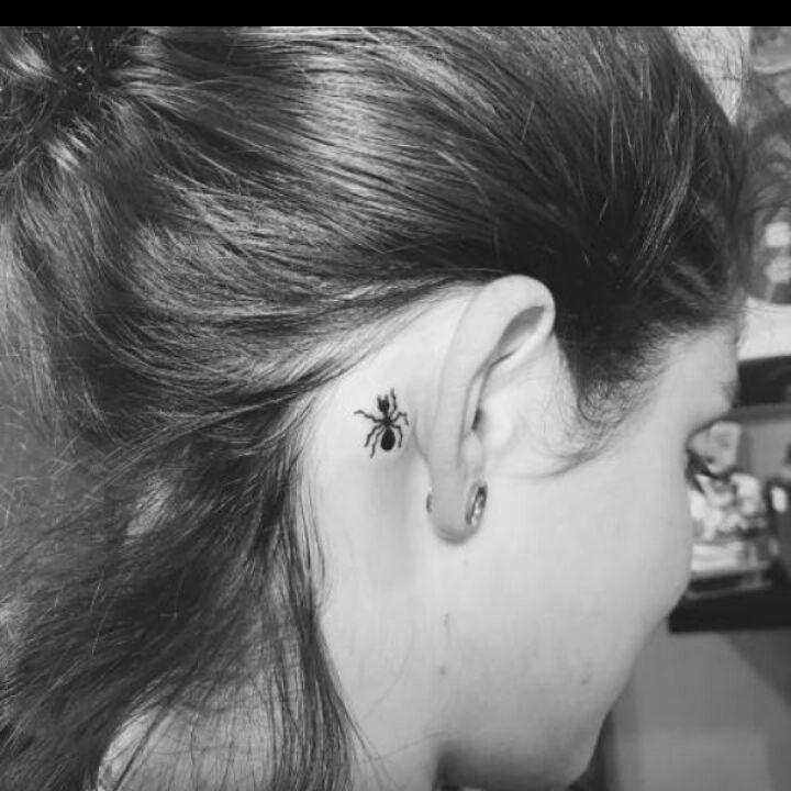 Tatuagem de aranha atrás da orelha, delicada e discreta. Linda mandala tatuada atrás da orelha.