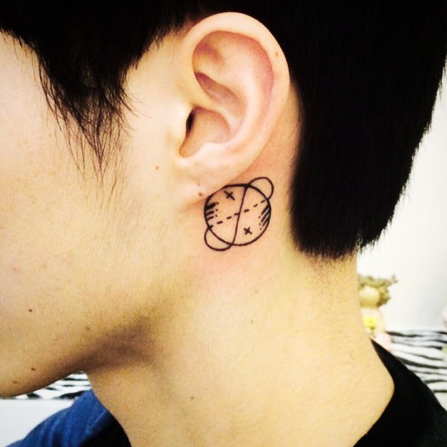 Tatuagem masculina atrás da orelha.