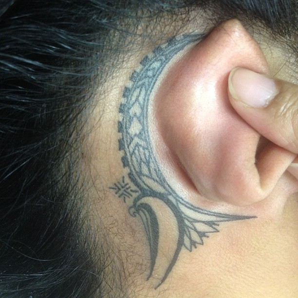 Tatuagem tribal atrás da orelha.