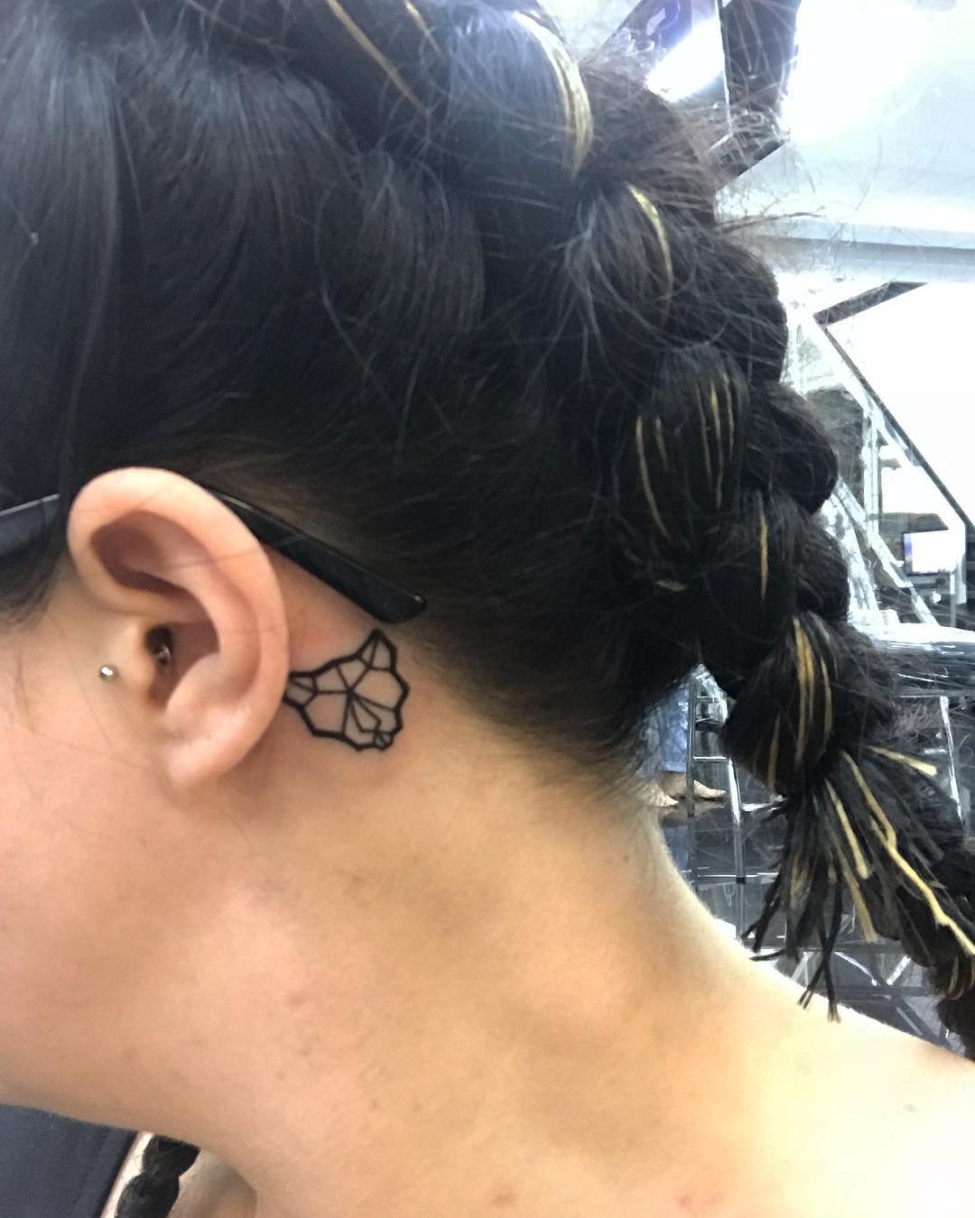 Tatuagem feminina atrás da orelha fineline