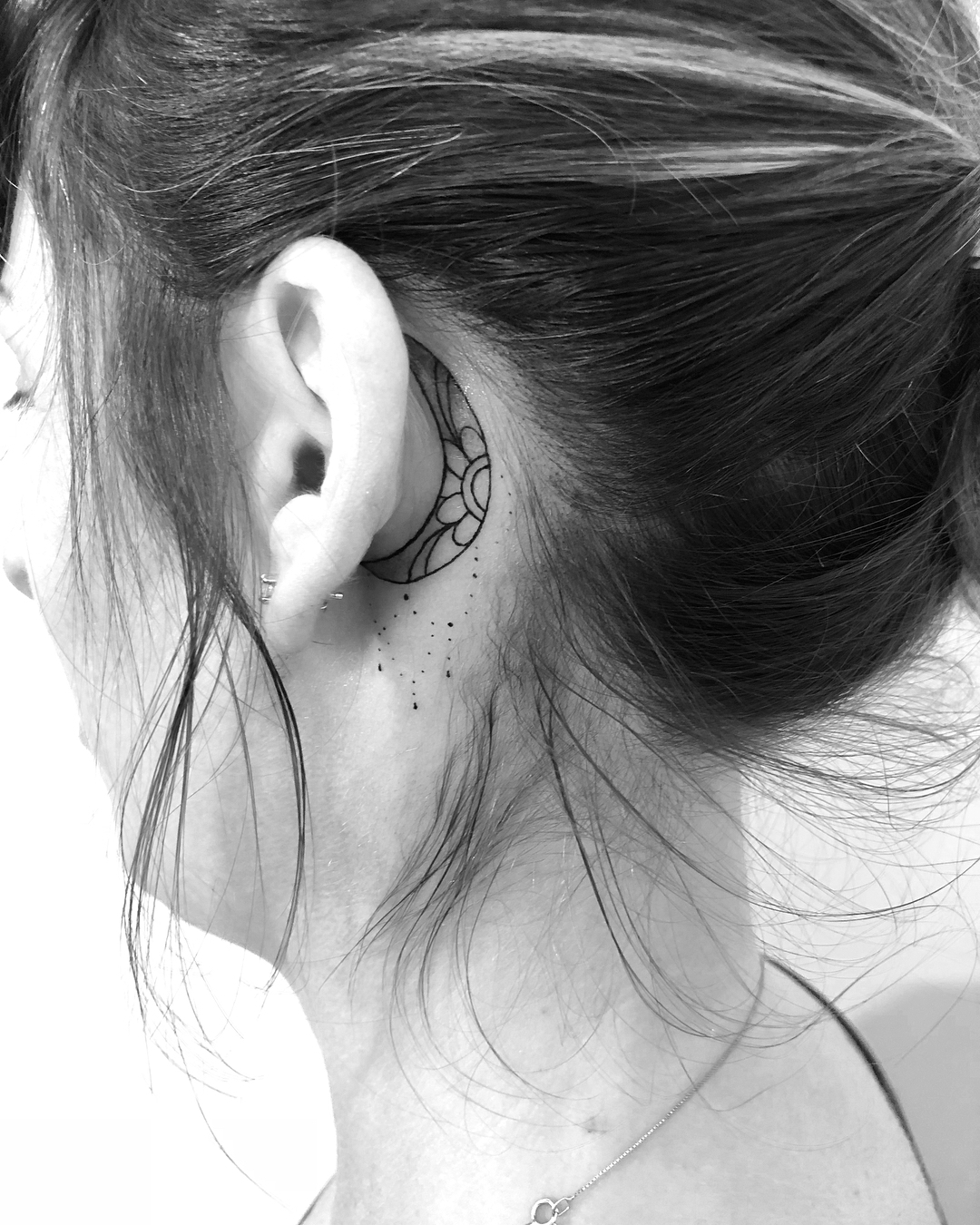 Linda Lua tatuada atrás da orelha. Discreta e feminina.