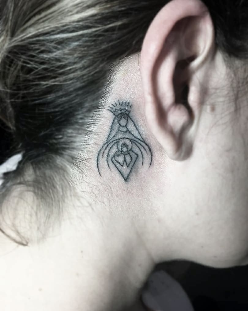 Tatuagem feminina atrás da orelha mais elaborada.