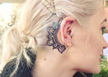 Linda mandala tatuada atrás da orelha, muito delicada e charmosa.