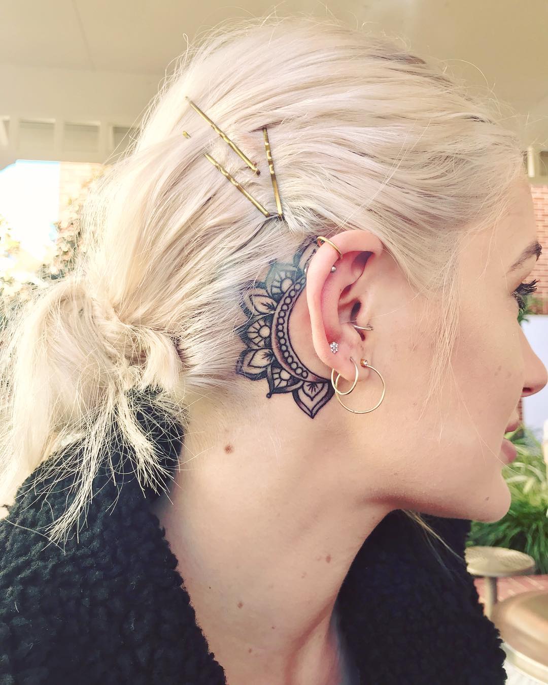 Linda mandala tatuada atrás da orelha, muito delicada e charmosa.