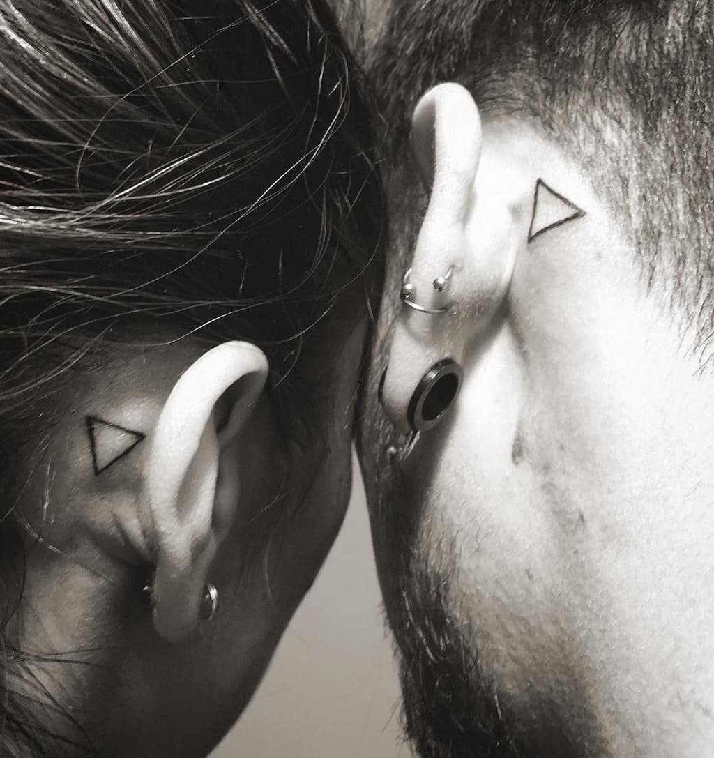 Tatuagem de casal atrás da orelha. Simples e discreta.