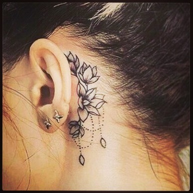 Mais uma tatuagem feminina de mandala atrás da orelha.