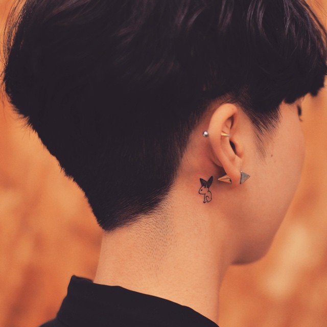 Tatuagem delicada atrás da orelha - um lindo e discreto coelhinho.