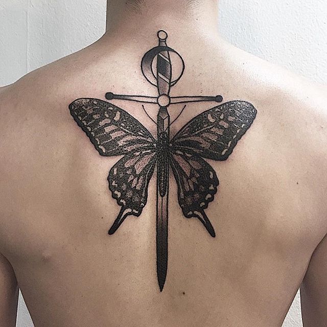 Tatuagem masculina nas costas: A borboleta com a espada, uma mescla de simbolismo com metamorfose