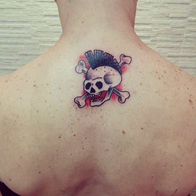 Tatuagem pequena nas costas: As caveiras representam poder, força e proteção